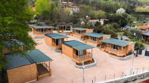 巴韦诺Domvs Glamp的一排小房子的上方景色