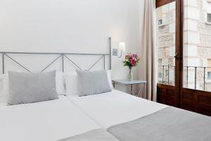 Postel nebo postele na pokoji v ubytování Sercotel Toledo Imperial