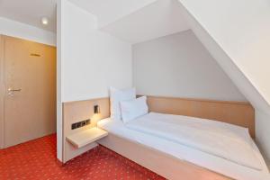 Una cama o camas en una habitación de Steiners Hotel Airport-Messe