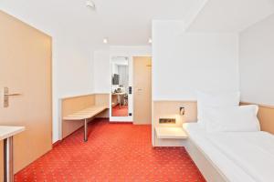 Una cama o camas en una habitación de Steiners Hotel Airport-Messe