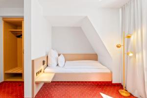 Una cama o camas en una habitación de Steiners Hotel Airport-Messe