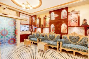 Palette Heritage Varanasi Retreat的休息区