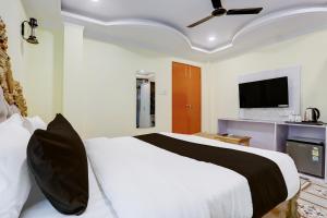 Palette Heritage Varanasi Retreat客房内的一张或多张床位