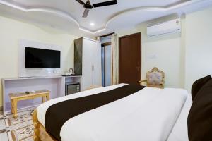 Palette Heritage Varanasi Retreat的电视和/或娱乐中心