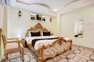 瓦拉纳西Palette Heritage Varanasi Retreat的一间卧室配有一张特大号床和一把椅子