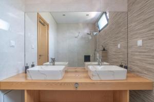 Un baño con dos lavabos y un espejo. en Celeste Villa, en Ponta do Sol 42 fotos más