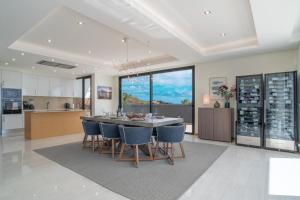 Una cocina y un comedor con mesa y sillas. en Celeste Villa, en Ponta do Sol