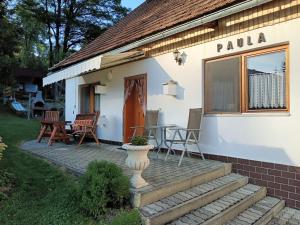 Casa blanca con patio y mesa en Apartmán Paula, en Liptovský Trnovec