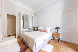 Una cama o camas en una habitación de Exceptional Eiffel Tower Gem 4BED 8P in Trocadero