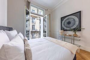 Una cama o camas en una habitación de Exceptional Eiffel Tower Gem 4BED 8P in Trocadero