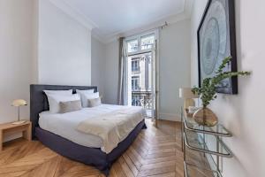Una cama o camas en una habitación de Exceptional Eiffel Tower Gem 4BED 8P in Trocadero