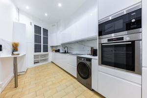 Una cocina o kitchenette en Exceptional Eiffel Tower Gem 4BED 8P in Trocadero