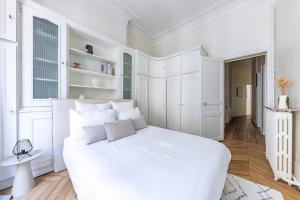 Una cama o camas en una habitación de Exceptional Eiffel Tower Gem 4BED 8P in Trocadero