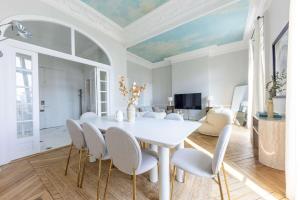 Una televisión o centro de entretenimiento en Exceptional Eiffel Tower Gem 4BED 8P in Trocadero
