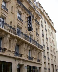 um edifício com um sinal na lateral em COQ Hotel Paris em Paris