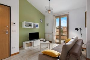 Una sala de estar con un sofá y un televisor. en Heart Of Chianti-cuore Del Chianti, en Tavarnelle in Val di Pesa