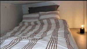 Posteľ alebo postele v izbe v ubytovaní Small room with smart solution in central of Oslo only 2 km from the central station