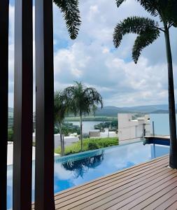 Kolam renang di atau dekat dengan Mansão Exclusiva • Borda Infinita Escarpas do Lago
