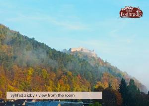 Nespecifikovaný výhled na hory nebo výhled na hory při pohledu z hotelu