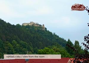 Nespecifikovaný výhled na hory nebo výhled na hory při pohledu z hotelu