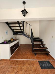 eine Treppe im Wohnzimmer mit Holzböden in der Unterkunft Complejo Cerrado Zona Shopping in Guaymallen