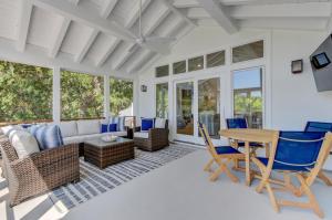 una sala de estar con una mesa y sillas en 5 Fishers Alley by Wild Dunes, en Isle of Palms