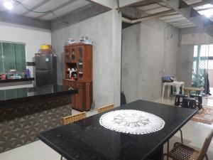 Kuchyň nebo kuchyňský kout v ubytování COP 30 Casa com 3 quartos sendo 1 suite 4 banheiros sala cozinha e garagem + 5 fotografií