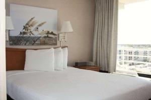 une chambre d'hôtel avec un lit et une fenêtre dans l'établissement Four Sails Resort, à Virginia Beach