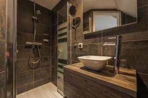 Koupelna v ubytování B&B Dennenbos + 36 fotografií