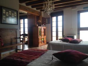 a bedroom with two beds and a chandelier at Casa con impresionantes vistas in Villar