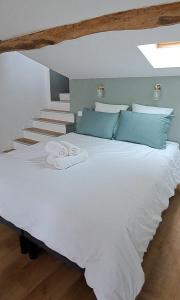 Ένα ή περισσότερα κρεβάτια σε δωμάτιο στο La porte Bleue - appartement juste rénové - très propre - grand confort - lumineux - calme - centre historique