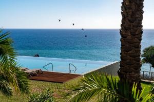 una piscina con vista al mar en Acqua Residence VII - Luxury 3BR in Funchal, en Funchal