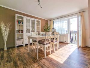 a dining room with a table and chairs at Alenas Stuuv in Greetsiel