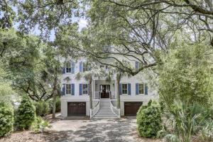 una gran casa blanca con árboles delante de ella en Abalone Alley 7 by Wild Dunes, Ocean View Home, en Isle of Palms