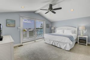 Un dormitorio con una cama y un balcón. en Abalone Alley 7 by Wild Dunes, Ocean View Home, en Isle of Palms