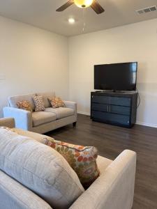 TV a/nebo společenská místnost v ubytování Cozy 4 Bedroom Home