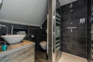 Koupelna v ubytování B&B Dennenbos