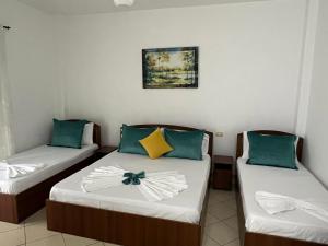 Rúm í herbergi á Bar Restorant Hotel “ MANI “