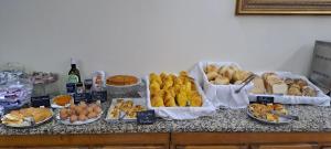 Comida no hotel ou em algum lugar perto mais 37 fotos