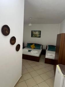 Rúm í herbergi á Bar Restorant Hotel “ MANI “