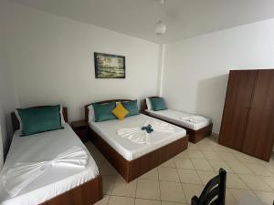 Rúm í herbergi á Bar Restorant Hotel “ MANI “