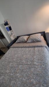 un dormitorio con una cama con dos almohadas. en Carré d'Or - Studio lumineux à 5 minutes de la plage, en Niza