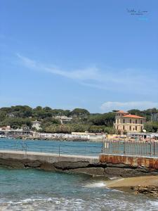 a bridge over a body of water next to a beach at Villa Lina in Castiglioncello
