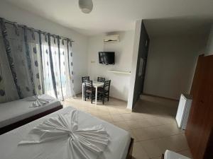 Rúm í herbergi á Bar Restorant Hotel “ MANI “