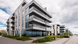 un bâtiment de bureau avec de grandes fenêtres donnant sur une rue dans l'établissement Flatbook - Studio Yacht Park Gdynia, à Gdynia
