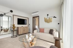 Μια τηλεόραση ή/και κέντρο ψυχαγωγίας στο Wave Apartments by Solarento +229 φωτογραφίες