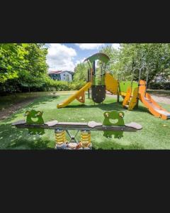un parco con un parco giochi con uno scivolo di Luzea, Domaine Iratzia a Saint-Jean-de-Luz Altre 24 foto