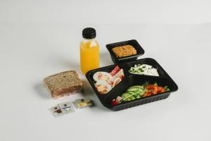 - un panier-repas avec de la nourriture et une bouteille de jus d'orange dans l'établissement Flatbook - Studio Yacht Park Gdynia, à Gdynia 13 autres photos