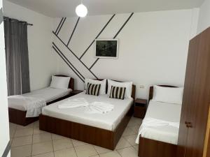 Rúm í herbergi á Bar Restorant Hotel “ MANI “
