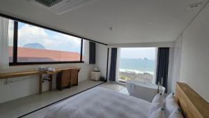 Nespecifikovaný výhled na hory nebo výhled na hory při pohledu z hotelu